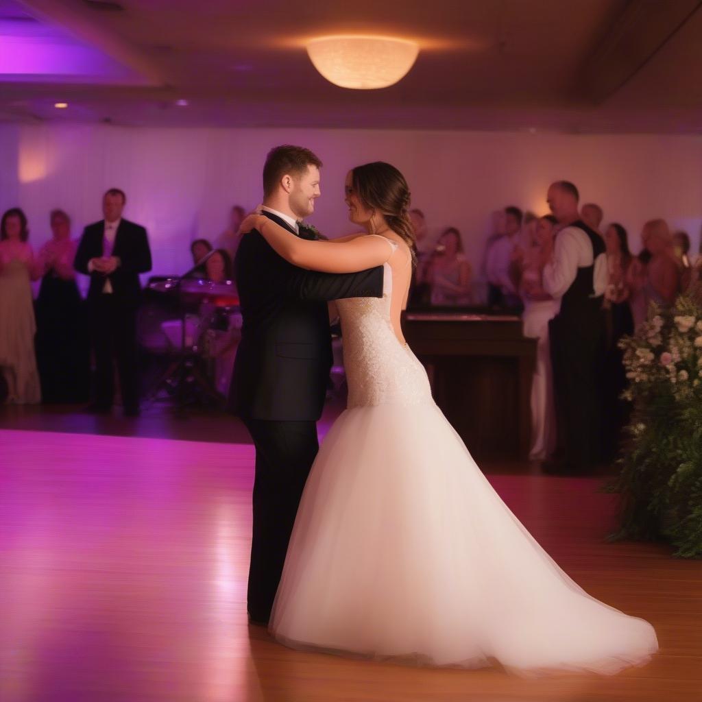 Couple's First Dance to Can't Help Falling in Love Acoustic